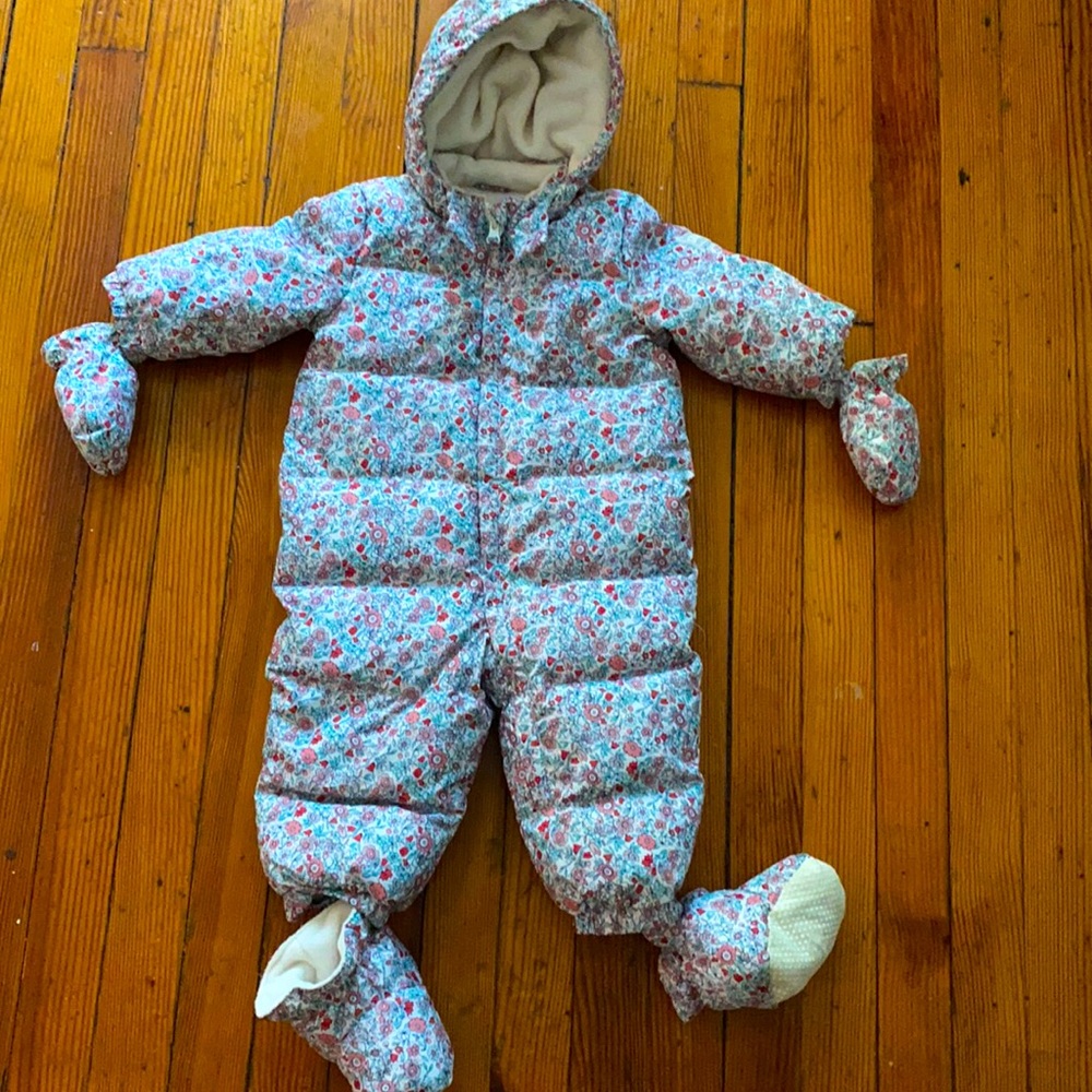 Baby gap snow suit 12-18 m